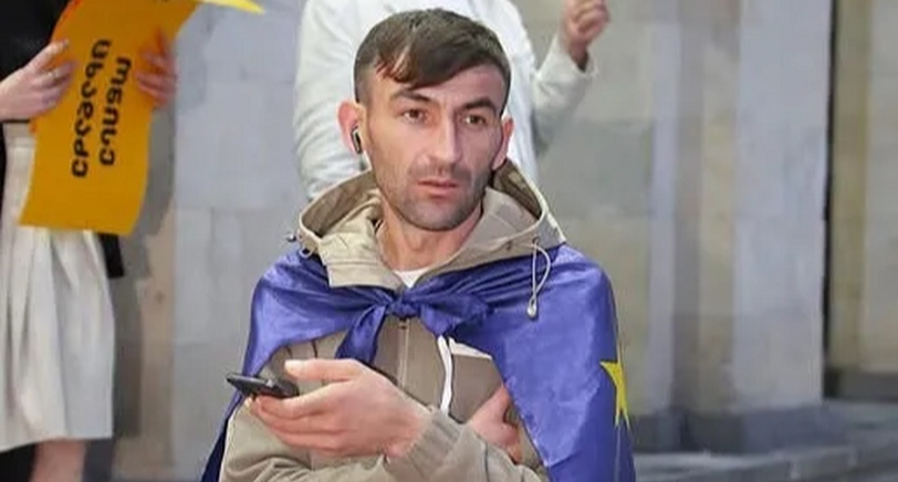 Вахо Пицхелаури. Фото: "Интерпрессньюс" https://www.interpressnews.ge/ru/article/171048-po-informatsii-advokata-vakho-pitskhelauri-zaderzhannogo-v-sviazi-s-sobytiiami-v-tbilisi-4-oktiabria-pri-zaderzhanii-imelo-mesto-prevyshenie-sily-fizicheskie-i-slovesnye-oskorbleniia-a-takzhe-ugrozy