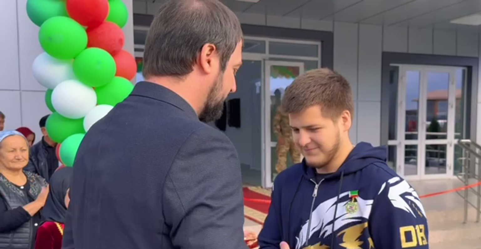 Адам Кадыров получает медаль почетного гражданина. Кадр видео Хамзат Хасанов / Telegram