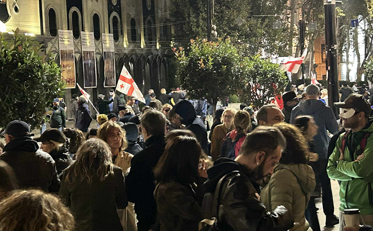 Протестующие на проспекте Руставели. Скриншот фото Publika от 11.10.25, https://www.facebook.com/photo?fbid=1575241087208769&set=a.715406393192247 (деятельность компании Meta, владеющей соцсетью, запрещена в России)