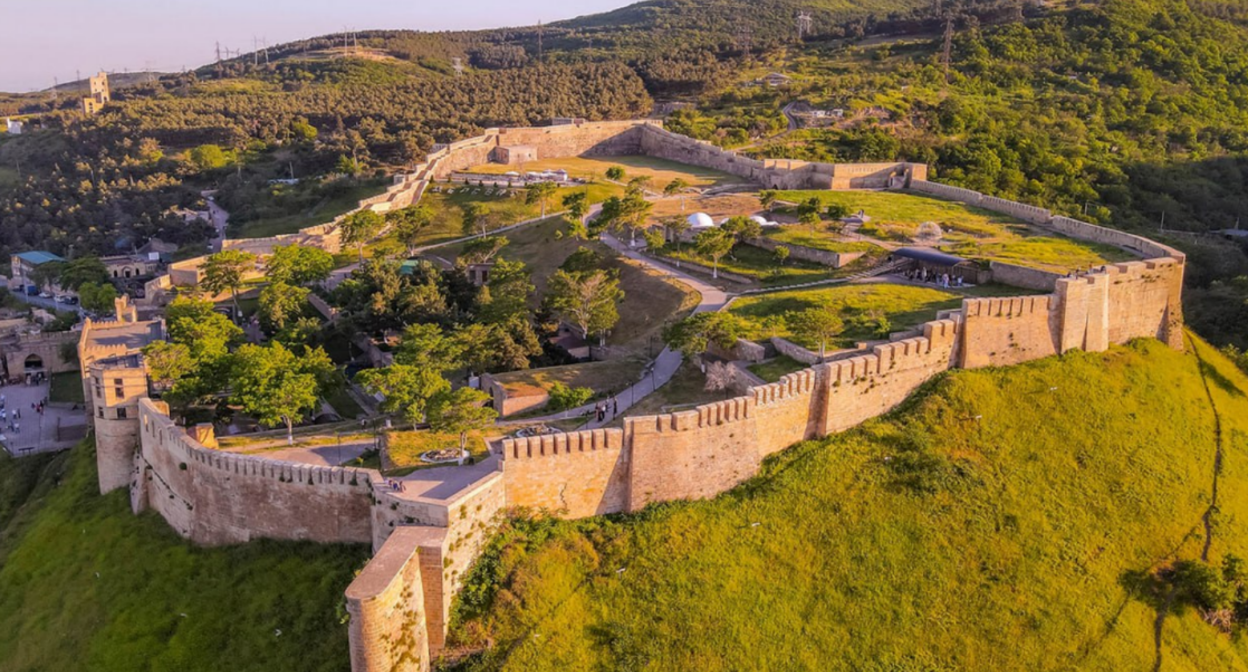 Дербентская крепость. Скриншот фото из Telegram-канала администрации главы Дагестана от 01.10.25, https://t.me/agiprd/28473