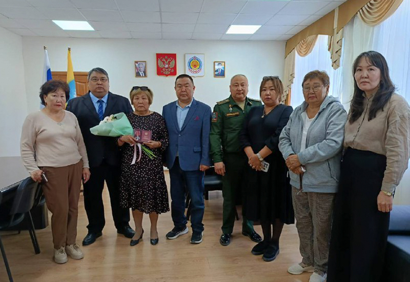 Семьи погибших бойцов Павла Лущаева и Нарана Санджиева во время награждения. Октябрь 2025 г. Фото: https://riakalm.ru/