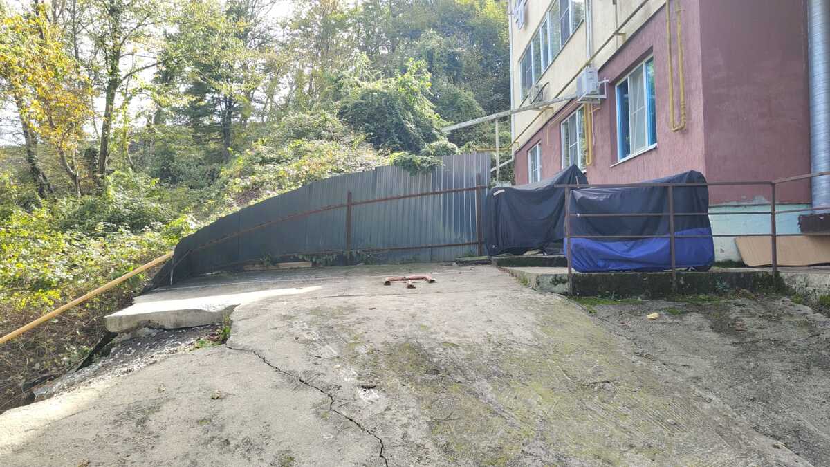 Оползень в микрорайоне Бытха. 12 октября 2025 г. Фото корреспондента "Кавказского узла"