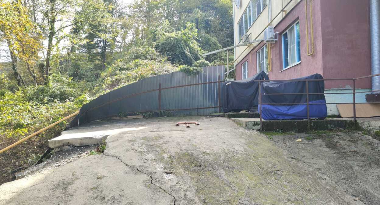 Оползень в микрорайоне Бытха. 12 октября 2025 г. Фото корреспондента "Кавказского узла"
