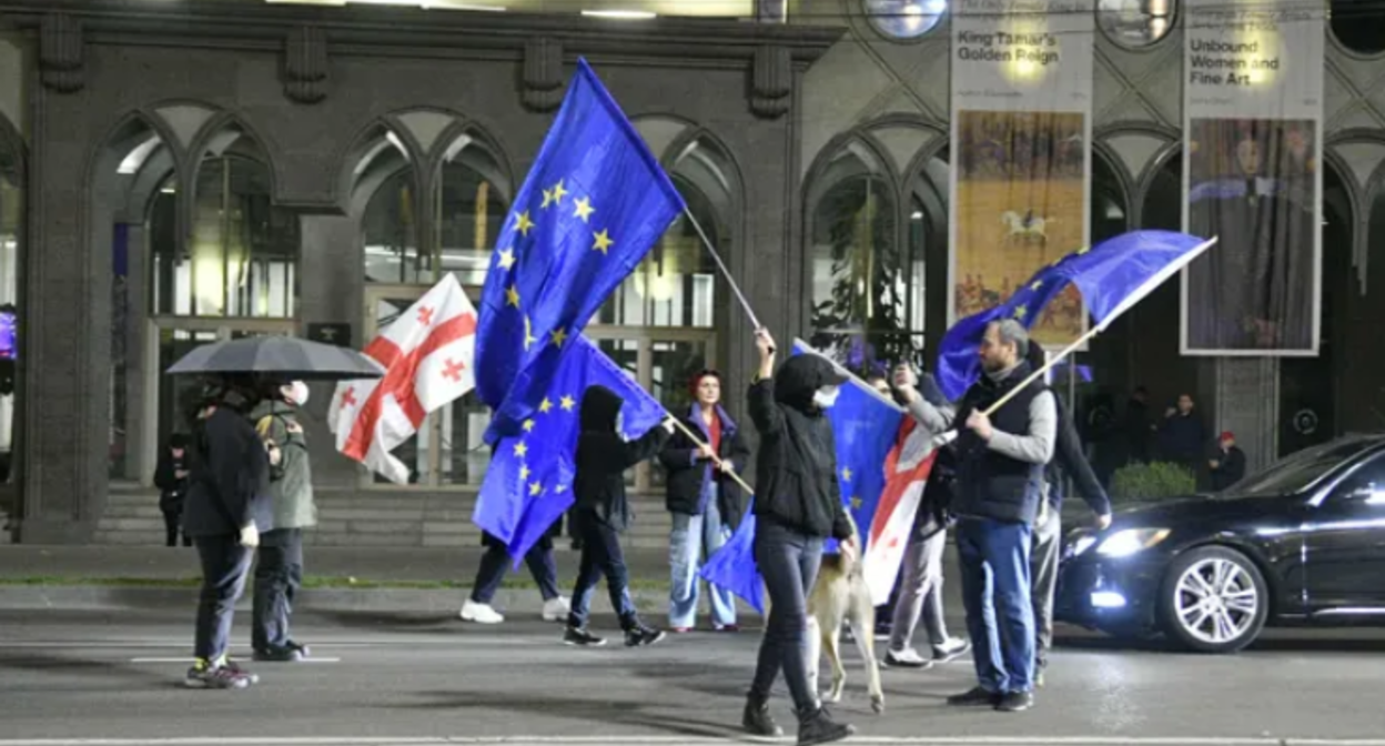 Демонстранты на проспекте Руставели. Скриншот фото "Интерпрессньюс" от 18.10.25, https://www.interpressnews.ge/ka/article/852191-shss-movucodebt-akciis-monacileebs-15-cutis-ganmavlobashi-gaxsnan-savali-nacili-rustavelis-gamzirze-cinaagmdeg-shemtxvevashi-movaxdent-qvela-samartaldargvevis-identipicirebas-da-gatardeba-kanonit-gansazgvrul-zomebi