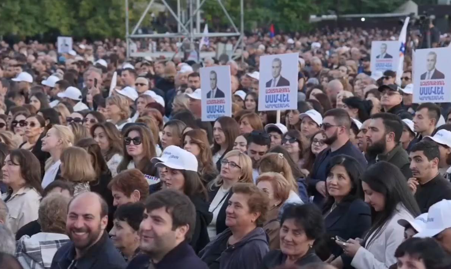 Участники митинга в Ереване с портретами Самвела Карапетяна. Фото Алвард Григорян для "Кавказского узла".