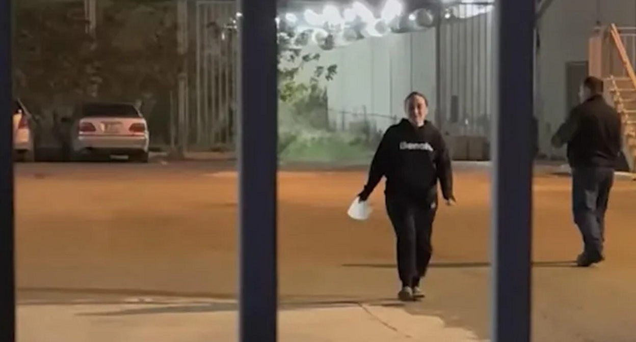 Мариам Меканцишвили после освобождения. Фото: "Интерпрессньюс" https://www.interpressnews.ge/ru/article/171278-aktivistka-mariam-mekantsishvili-obviniaemaia-po-delu-o-sobytiiakh-4-oktiabria-pokinula-izoliator