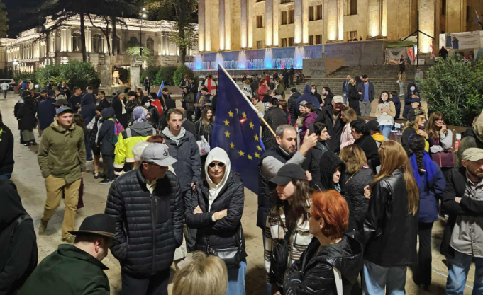 Участники акции протеста 18 октября. Скриншот фото "Интерпресньюс", https://www.interpressnews.ge/ka/article/852192-rustavelis-gamzirze-shekrebilma-mokalakeebma-shss-s-mocodebis-shemdeg-saavtomobilo-gza-gaatavisuples