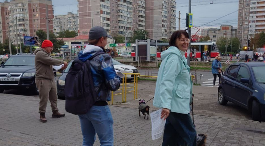 Активисты раздают листовки с призывом поучаствовать в общественном обсуждении. Скриншот фото из Telegram-канала "Красный темник" от 19.10.25, https://t.me/redtemnik/6058.