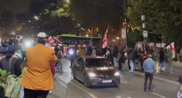 Участники акции протеста перекрыли движение на проспекте Руставели. 18 октября 2025 г. Скриншот видео https://t.me/Tbilisi_life/42887