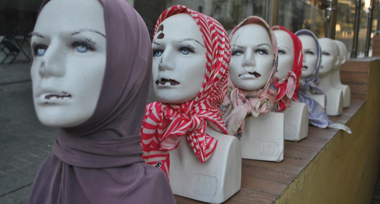 Манекены с женскими головными платками. Фото: ALEKSEI MAKAREVICH / Unsplash.com