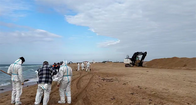 Уборка мазута на Кубани. 23 октября 2025 г. Скриншот видео https://t.me/opershtab23/14316?single