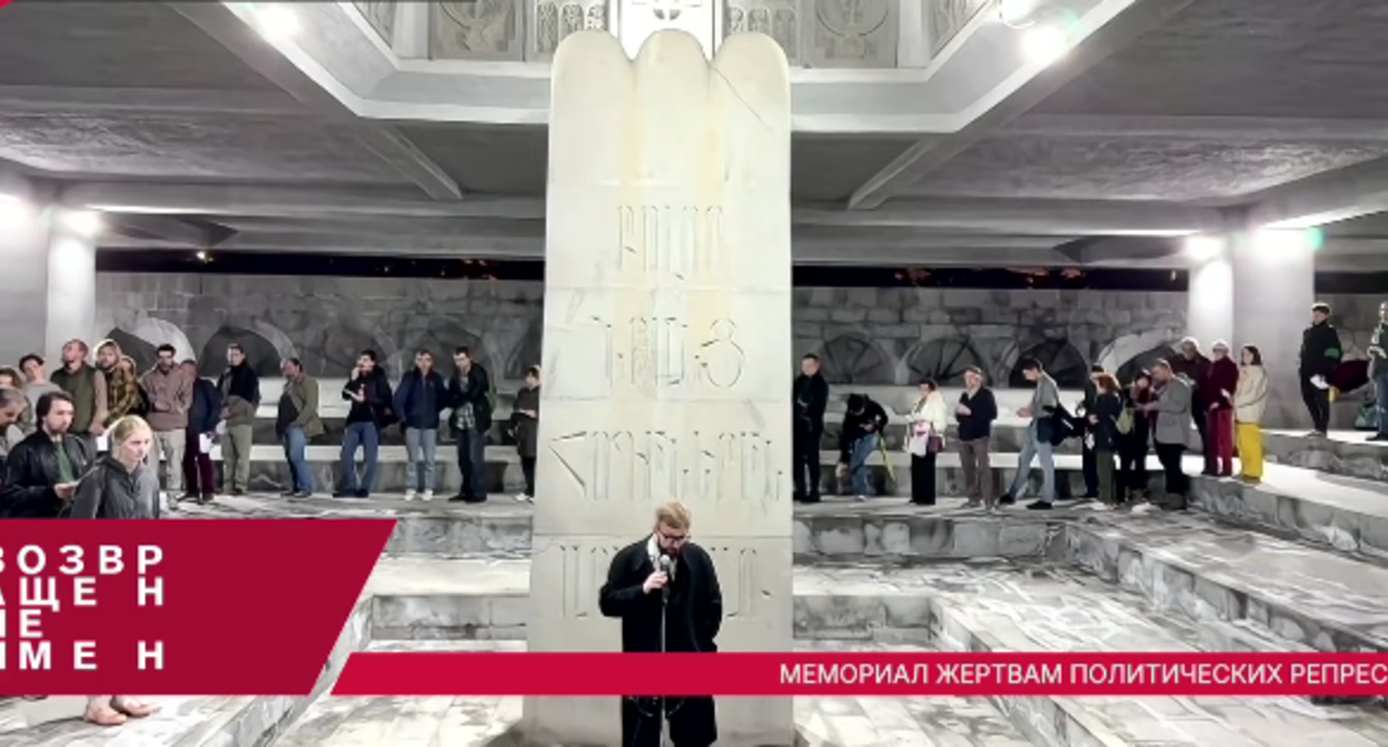 Длинная очередь выстроилась к микрофону на мемориале жертв политических репрессий в Ереване. Стоп-кадр видео от 29.10.25, https://www.youtube.com/watch?v=ESzBbqIyToA&embeds_referring_euri=https%3A%2F%2Foctober29.live%2F&source_ve_path=Mjg2NjY