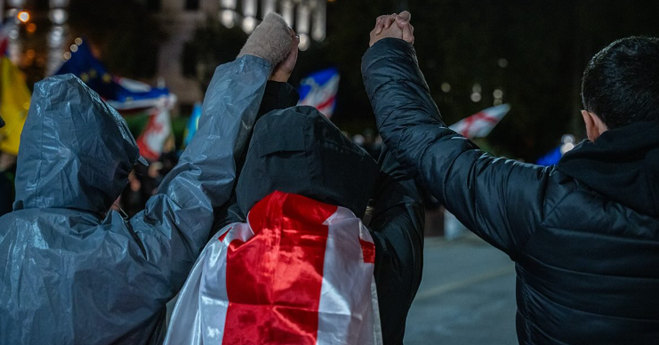 Активисты у парламента Грузии. Скриншот фото Mariam Qashbaia/Publika от 29.10.25, https://www.facebook.com/publika.ge/posts/pfbid0Fy7WNcq2Wcq7xomeJWkr8GB2rKdcxNqaNke4saxHiKa1wxm7F9cdZVkbQV5mwFpdl (деятельность компании Meta, владеющей соцсетью, запрещена в России)

