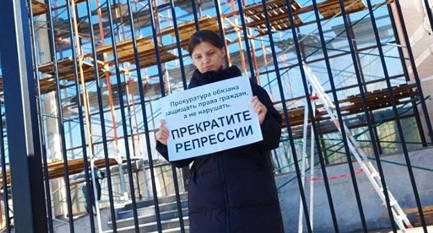 Юлия Мельниченко во время пикета. 30 октября 2025 г. Фото предоставлено Юлией Мельниченко для "Кавказского узла"