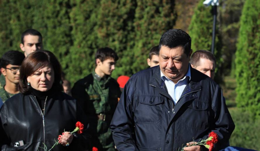 Траурная акция во Владикавказе. Скриншот фото из Telegram-канала администрации города от 30.10.25, https://t.me/amsvld/17126