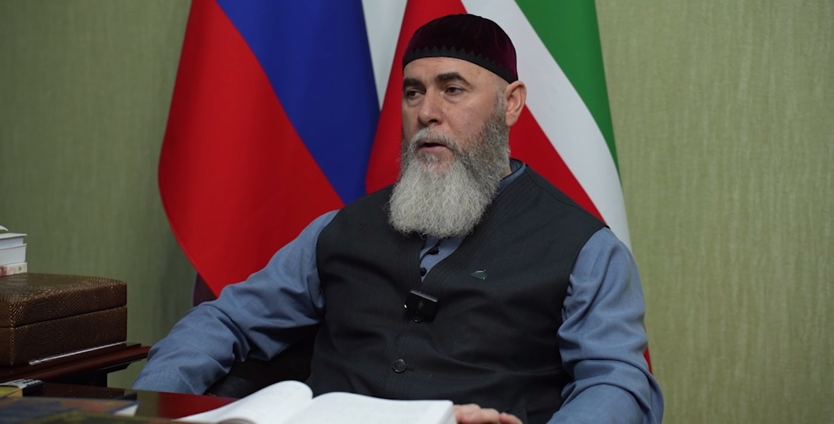 Салах Межиев отвечает на претензии Берла Лазара. Кадр видео ДУМ Чечни / Telegram