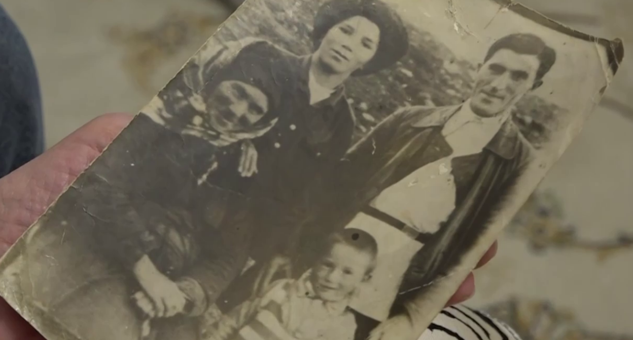 Фотография одной из карачаевских семей. Стоп-кадр видео Рашида Темрезова от 02.11.23, https://t.me/rashid_temrezov/4109