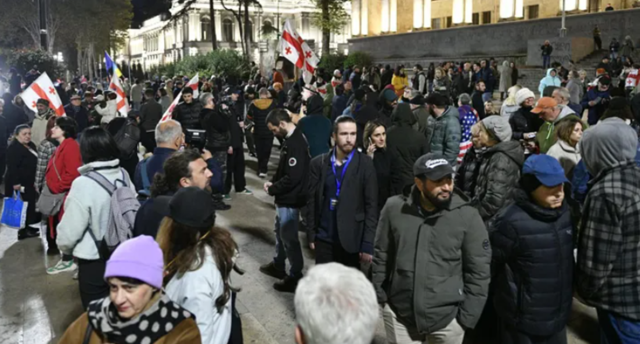 Активисты у здания парламента. Скриншот фото "Интерпрессньюс" от 05.11.25, https://www.interpressnews.ge/ru/article/171655-na-prospekte-rustaveli-prokhodit-aktsiia-protesta-chast-mitinguiushchikh-perekryla-proezzhuiu-chast