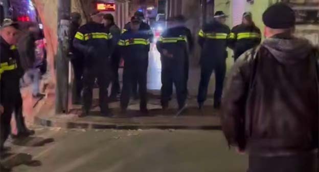 Полиция блокирует шествие протестующих. Тбилиси, 11 ноября 2025 г. Скриншот видео https://t.me/Tbilisi_life/43341