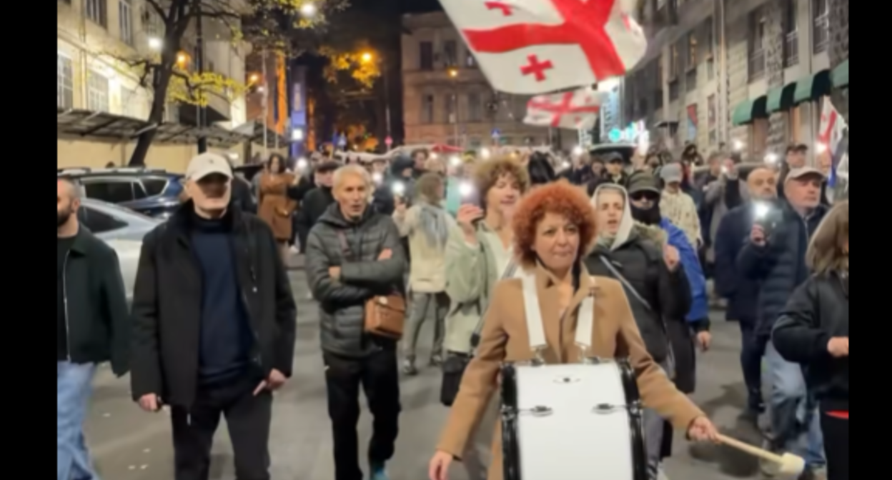 Шествие в центре Тбилиси. Стоп-кадр видео "Паблика" от 12.11.25