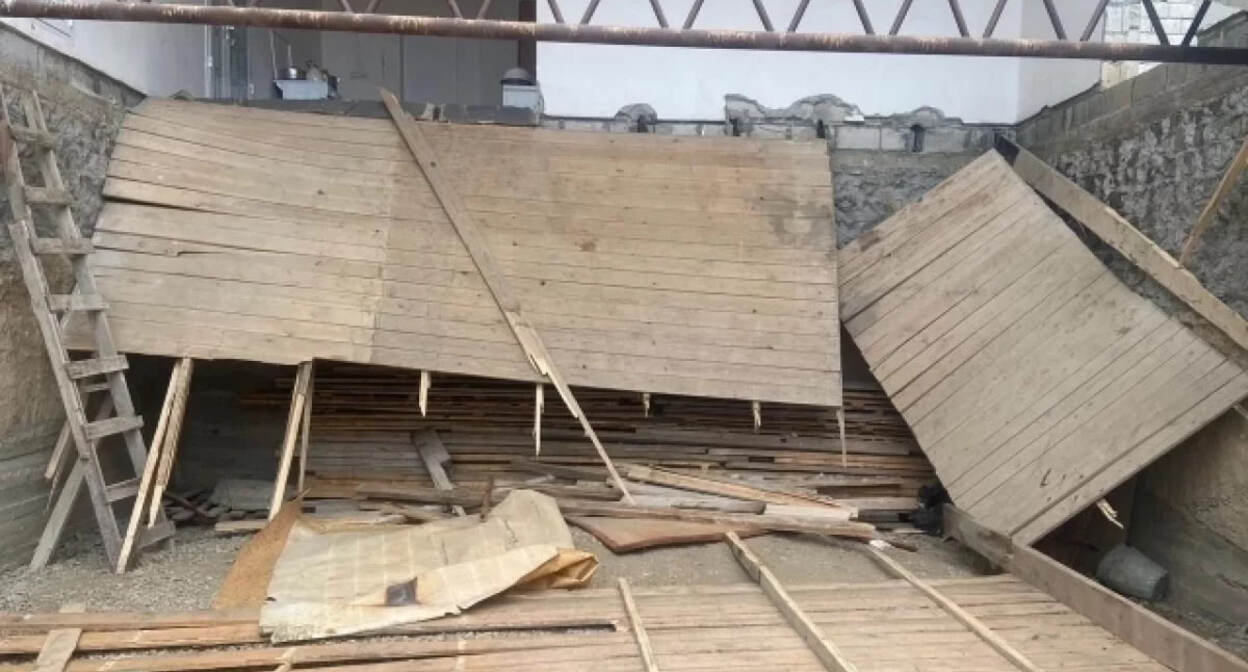 Обрушенные конструкции во время траурной процессии. Фото: СУ СКР по Чеченской Республике