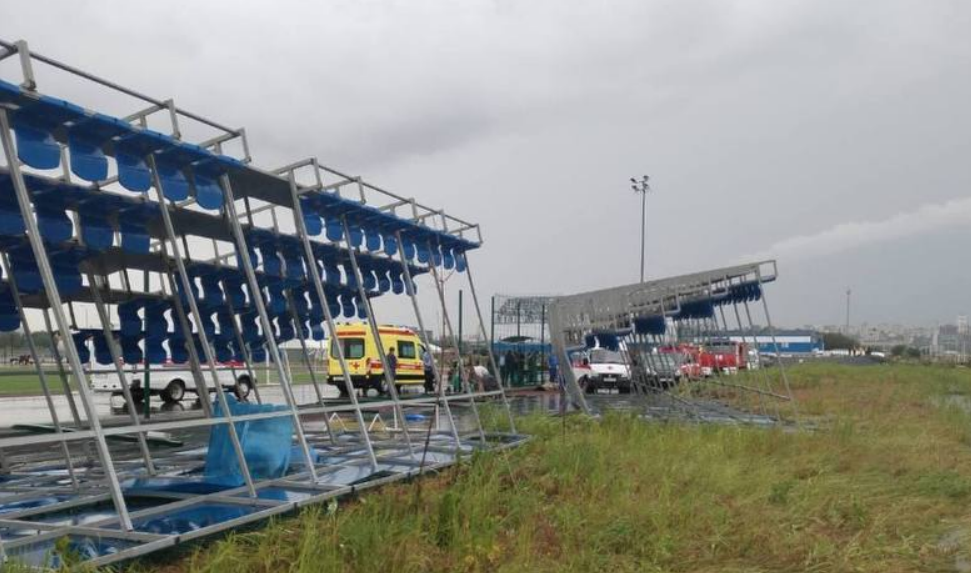 Упавшая трибуна. Скриншот фото "Батайск город" от 13.11.25, https://t.me/batayskgorod/35761.