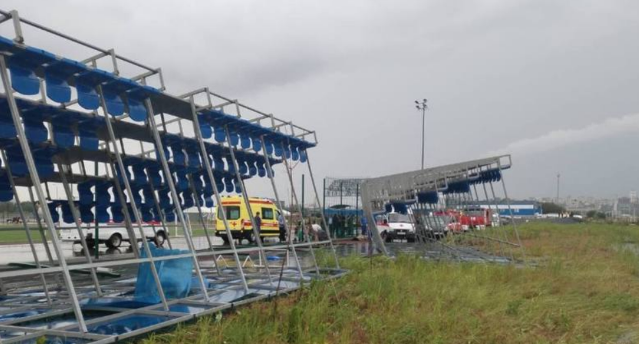 Упавшая трибуна. Скриншот фото "Батайск город" от 13.11.25, https://t.me/batayskgorod/35761.