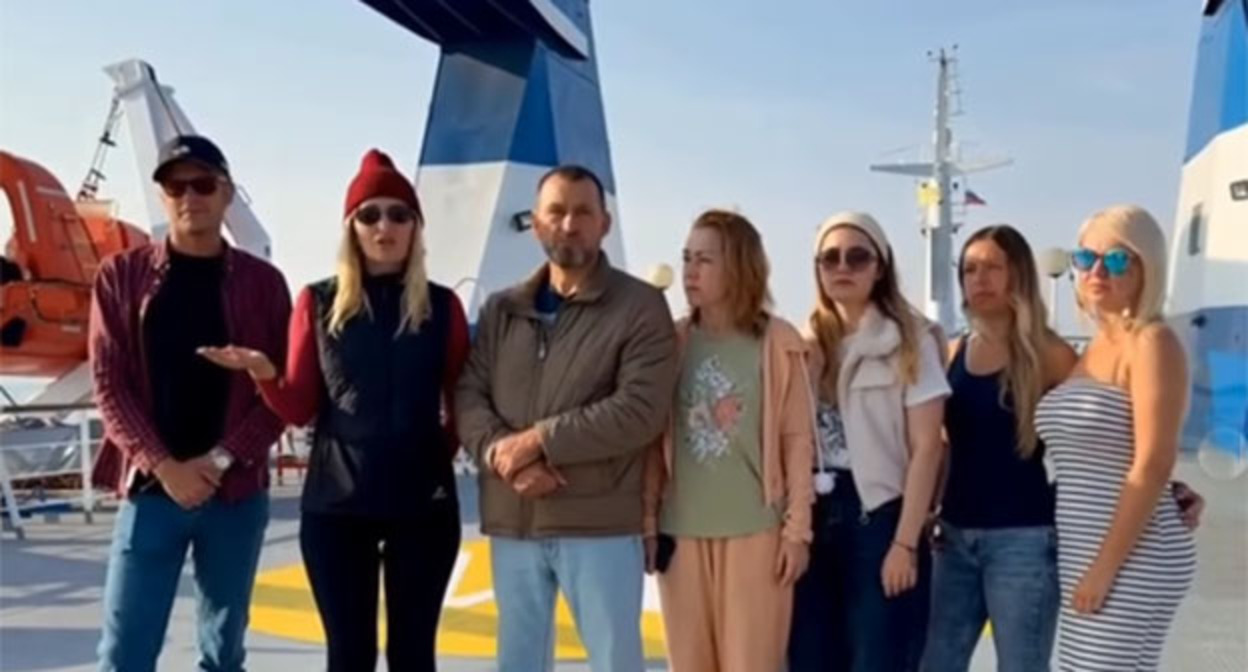 Пассажиры парома Sea Bridge. Ноябрь 2025 г. Скриншот видео  https://www.instagram.com/p/DQy0omfDTD5/?img_index=1