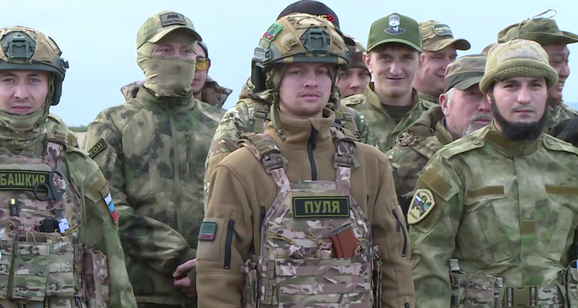 Бойцы перед вылетом из Грозного в зону СВО. Стоп-кадр видео из Telegram-канала Рамзана Кадырова от 15.10.25, https://t.me/RKadyrov_95/6095