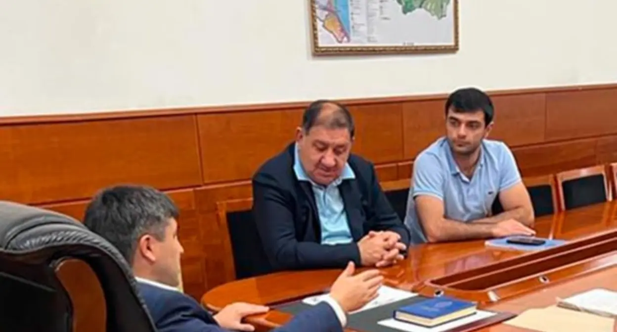 Муртузали Муртузалиев (в центре). Фото: Аппарат Народного Собрания Республики Дагестан