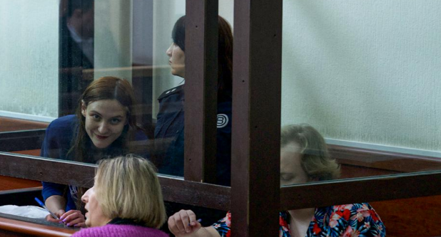 Зиновкина и Грибуль в суде. Скриншо фото от 1.04.25, https://t.me/artemgribul/8