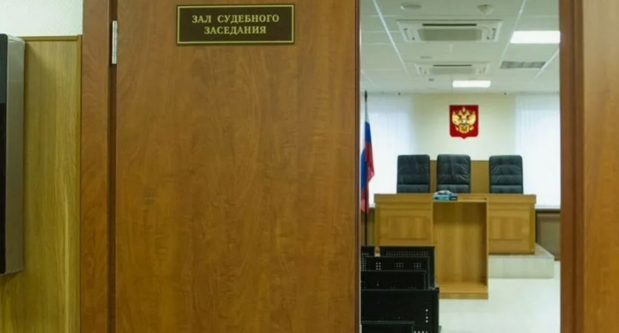 Зал суда. Скриншот фото https://zbulvar.ru/domashnij-tiran-iz-otradnogo-zhdyot-suda/