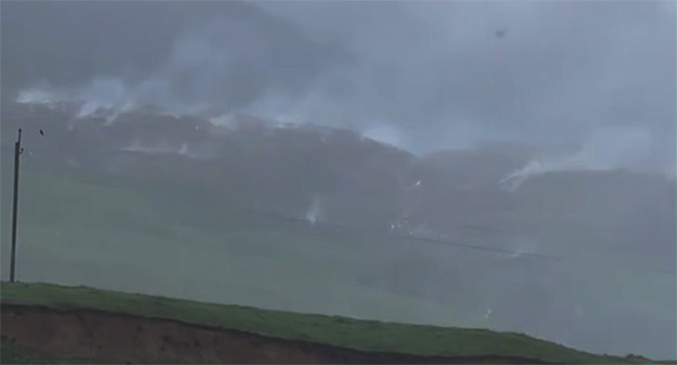 Горящая свалка в Дагестане. 27 ноября 2025 г. Скриншот видео "Новое дело" https://t.me/novoedelo/35680