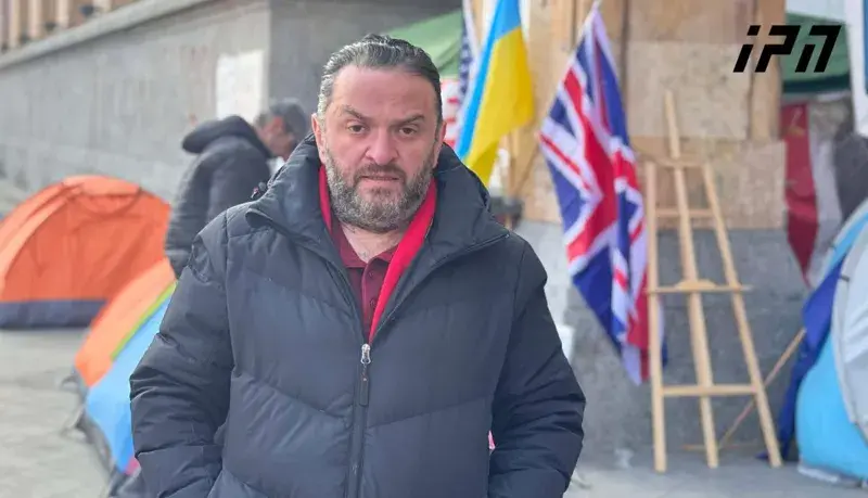 Участник голодовки у парламента Грузии. 27 ноября 2025 г. Фото: https://www.interpressnews.ge/ka/article/855776-parlamenttan-shimshilobas-am-droistvis-6-piri-ganagrzobs-ramdenimem-janmrtelobis-mdgomareobis-gartulebis-gamo-shimshilobis-akcia-shecqvita
