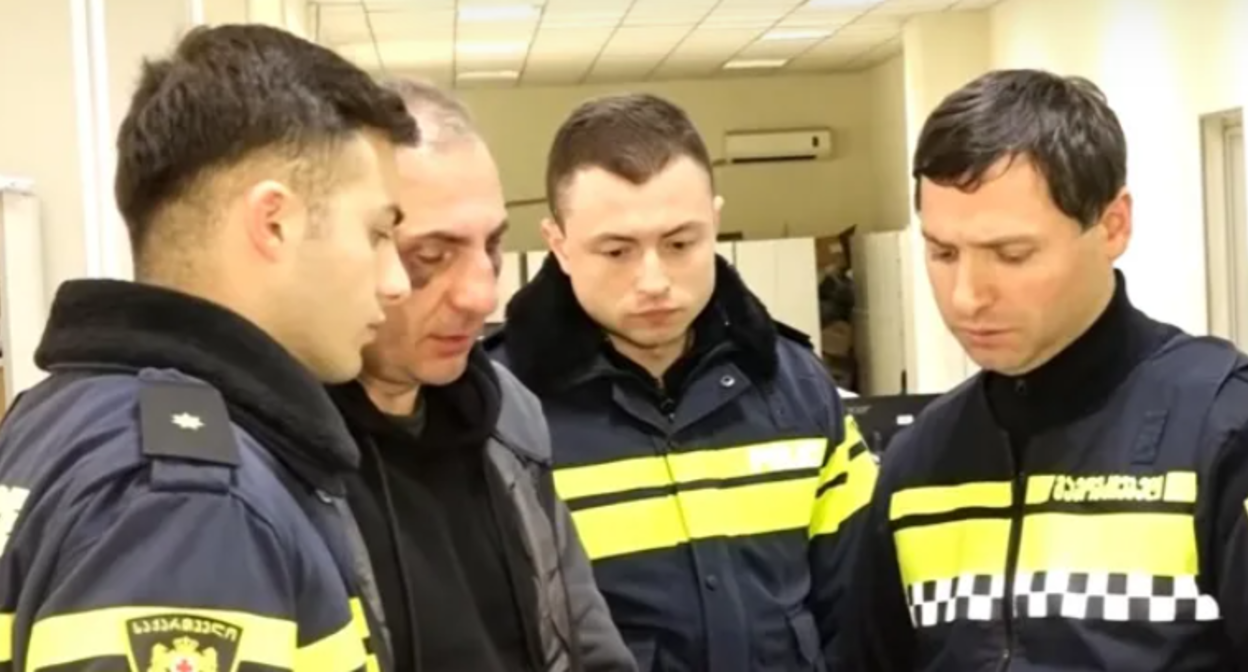 Задержание Алеко Элисашвили. Скриншот фото "Интерпрессньюс" от 23.11.25, https://www.interpressnews.ge/ka/article/855972-shss-aleko-elisashvilma-tbilisis-sakalako-sasamartlos-kancelariis-shenobis-dacva-scada-dakavebisas-cecxlsasroli-iaragis-gamoqenebit-cinaagmdegoba-gaucia-mandaturebs-romeltagan-erti-klinikashia-gadaqvanili-dazianebebi-miigo-elisashvilmac