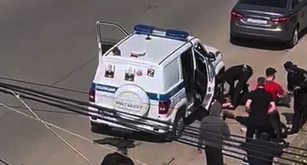 На месте нападения на сотрудников полиции в Махачкале. 5 мая 2025 г. Скриншот видео Абдулла Камилов Live / Telegram