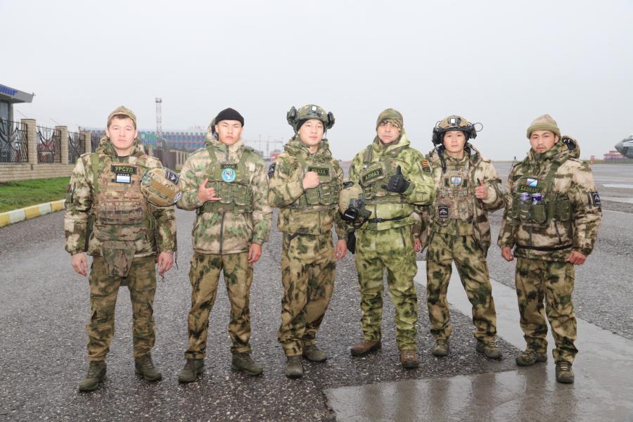 Группа добровольцев перед вылетом из Грозного. 4 декабря 2025 г. Фото: Грозный-Информ https://www.grozny-inform.ru/news/svo/178901/