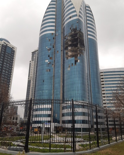 Последствия удара по "Грозный-Сити".. Фото прислано читателем "Кавказского узла", https://www.kavkaz-uzel.eu/articles/417808#item_comment_1570175