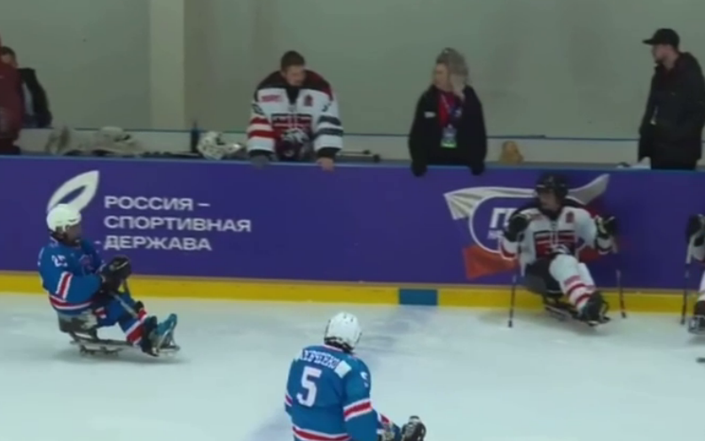 Фрагмент матча по следж-хоккею. Стоп-кадр видео из Telegram-канала Паралимпийского комитета России от 01.11.25, https://t.me/russianparalymp/15703?comment=8833