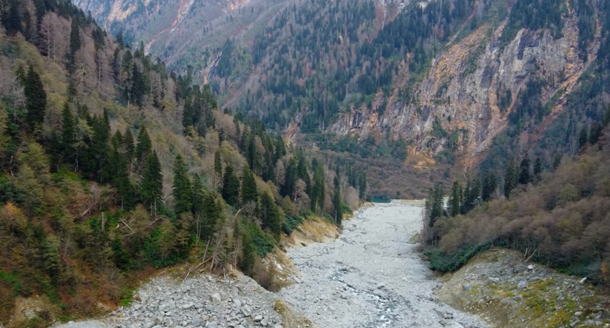 Кодорское ущелье. Кадр видео Ed. Chekheriya https://www.youtube.com/watch?v=h-KTdaxD8QA