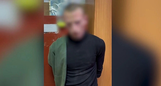 Подозреваемый в поджоге сотовой вышки в Ростовской области. 8 декабря 2025 г. Скриншот видео ФСБ РФ