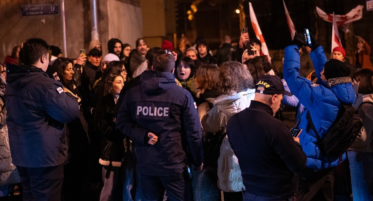 Полиция перекрыла дорогу участникам марша в Тбилиси, 9 декабря 2025 года. Фото: Alexander Keshelashvili / Publika