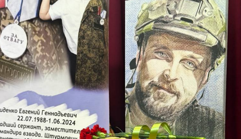 Стенд в память о Евгении Сиденко. Скриншот фото из Telegram-канала администрации Аксая от 12.12.25, https://t.me/AksayAAGP/8314?single.