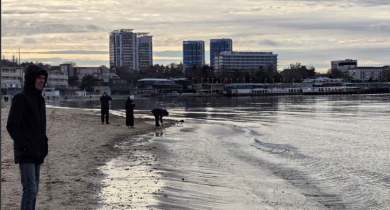 Пляж в Анапе. Скриншот фото из Telegram-канала Макса Анапского от 14.12.25, https://t.me/maksanapskii/14301.