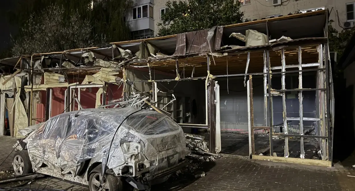 Машина и здание, поврежденные в Батайске. Октябрь 2025 г. Фото: Telegram-канал главы города Батайска