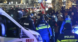 Задержание Давида Асанидзе. Скриншот фото "Интерпрессньюс" от 17.12.25, https://www.interpressnews.ge/ka/article/857612-kashvetis-mimdebared-policiam-akciis-ert-erti-monacile-daakava