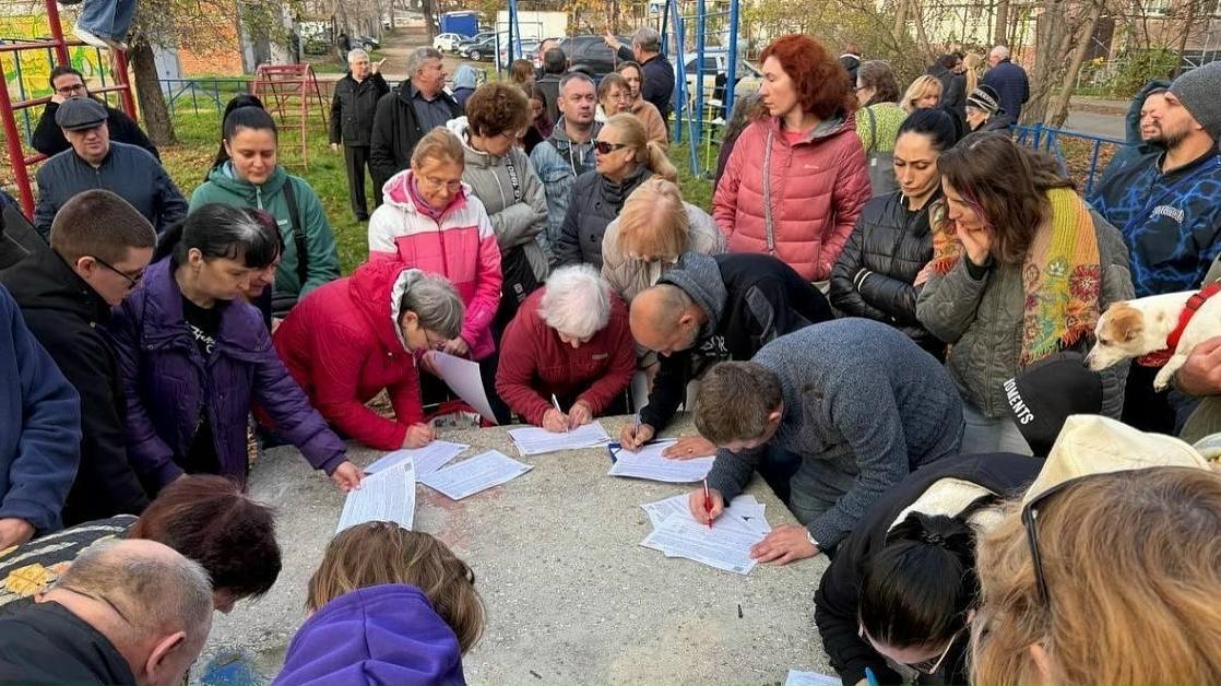 Жители улицы Курчатова потребовали отставки главы Краснодара. 18 декабря 2025 года. Фото: Red Temnik (Александр Сафронов) / https://t.me/redtemnik/6292