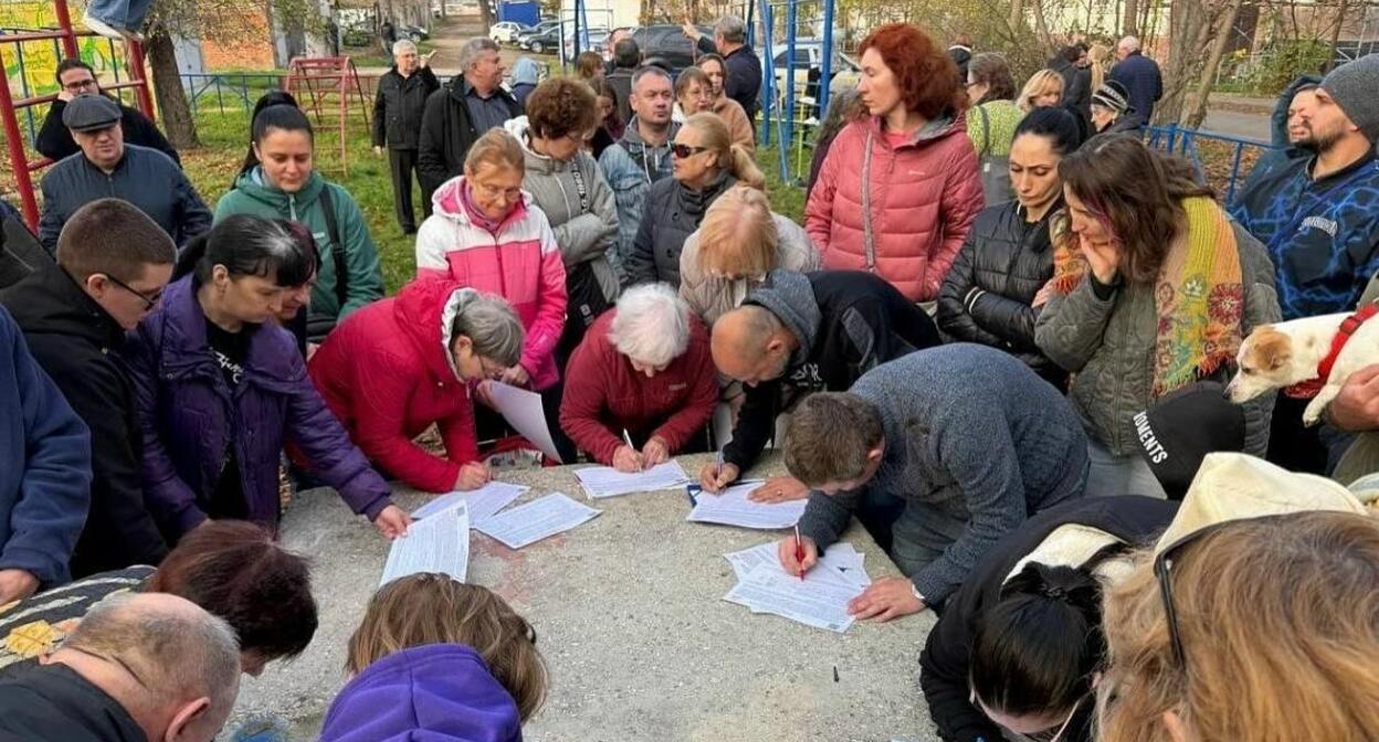 Residents of Kurchatov Street demanded the resignation of the head of Krasnodar. December 18, 2025. Photo: Red Temnik (Alexander Safronov) / https://t.me/redtemnik/6292