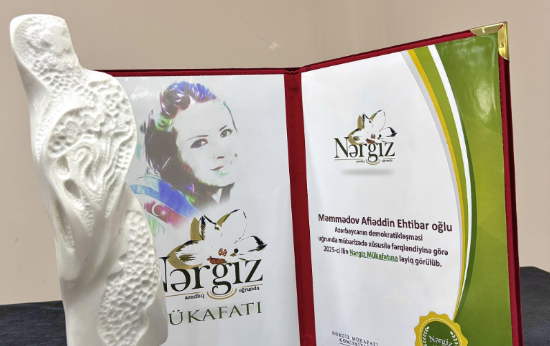 Афияддин Мамедов стал обладателем премии "Наргиз". Скриншот фото из Facebook Сары Рагимовой https://www.facebook.com/photo?fbid=769316072835910&set=a.111844718583052(деятельность компании Meta, владеющей соцсетью, запрещена в России). 