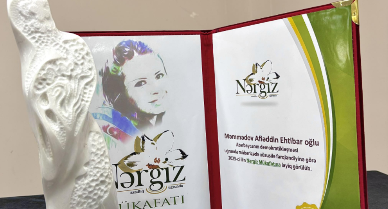 Афияддин Мамедов стал обладателем премии "Наргиз". Скриншот фото из Facebook Сары Рагимовой https://www.facebook.com/photo?fbid=769316072835910&set=a.111844718583052(деятельность компании Meta, владеющей соцсетью, запрещена в России). 
